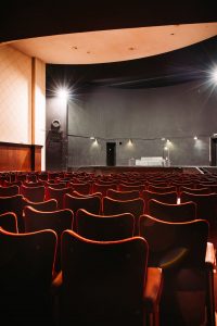 Un théâtre avec des fauteuils rouges en velours